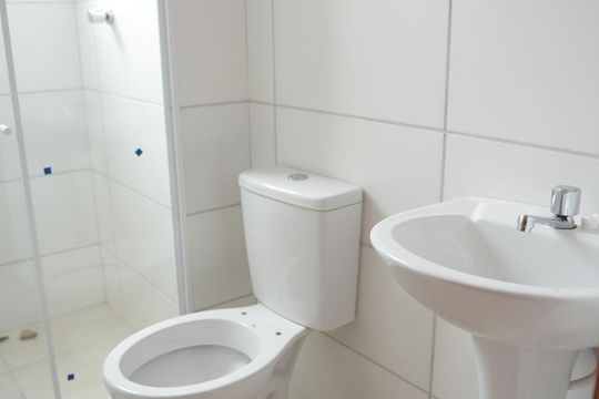 Banheiro de apartamento à venda com 2 quartos, 45m² em Olaria, Canoas