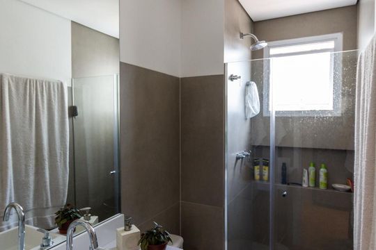 Banheiro de kitnet/studio para alugar com 1 quarto, 32m² em Pinheiros, São Paulo
