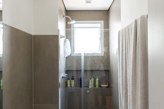 Banheiro de kitnet/studio para alugar com 1 quarto, 32m² em Pinheiros, São Paulo