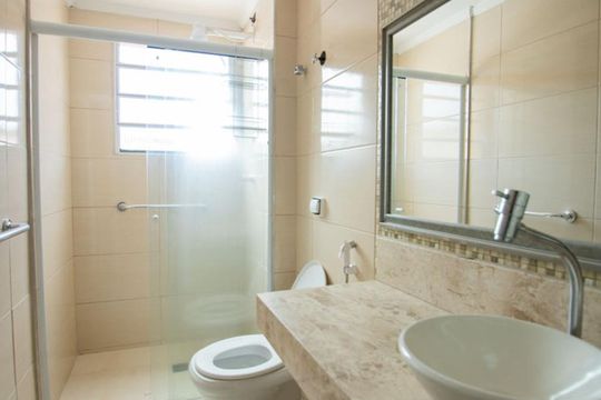 banheiro de apartamento à venda com 2 quartos, 69m² em Vila Georgina, Campinas