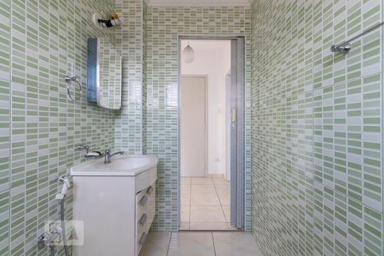 Banheiro de kitnet/studio para alugar com 1 quarto, 38m² em Vila Nova Conceição, São Paulo
