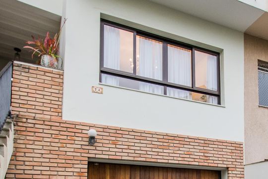 Fachada de casa à venda com 3 quartos, 200m² em Vila Mariana, São Paulo