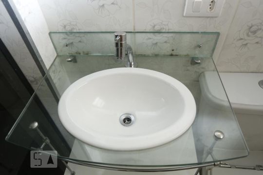 Banheiro de apartamento para alugar com 1 quarto, 33m² em República, São Paulo
