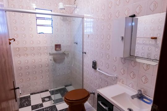 Banheiro social de casa à venda com 3 quartos, 220m² em Vila Brasilio Machado, São Paulo