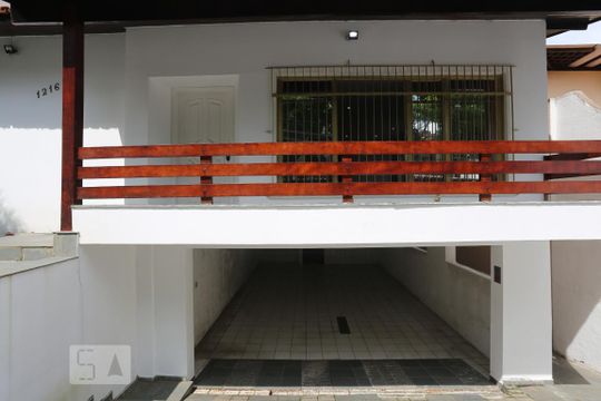 Fachada de casa para alugar com 4 quartos, 257m² em Rolinópolis, São Paulo