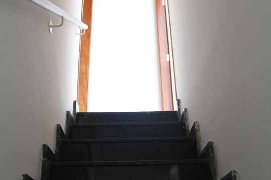 escada acesso aos dormitórios de casa de condomínio à venda com 2 quartos, 60m² em Chácara Belenzinho, São Paulo