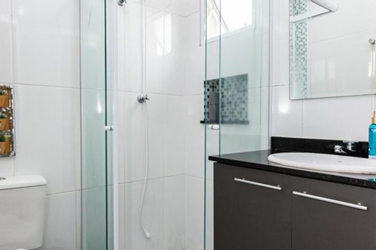 Banheiro suíte 2 de casa de condomínio à venda com 2 quartos, 75m² em Jardim Colorado, São Paulo