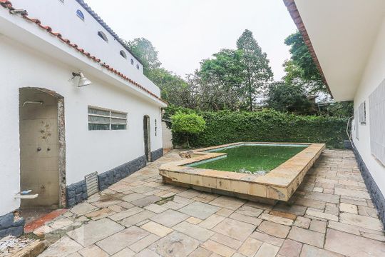 Quintal de casa à venda com 4 quartos, 850m² em Caxingui, São Paulo