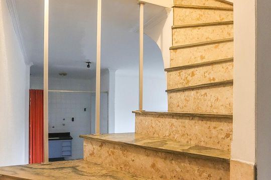 Escada Garagem de casa à venda com 4 quartos, 850m² em Caxingui, São Paulo