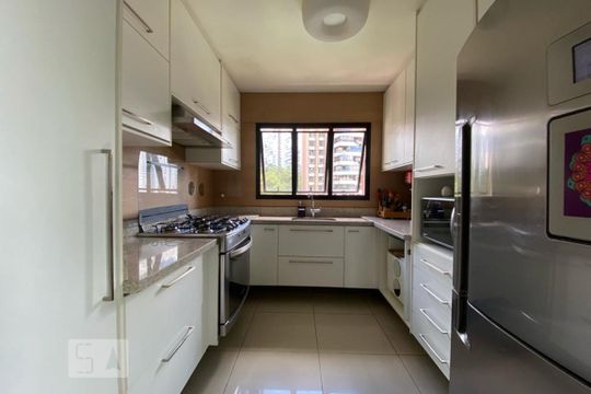 Cozinha de apartamento à venda com 3 quartos, 186m² em Vila Suzana, São Paulo