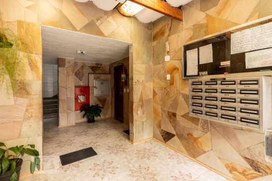 Hall de entrada do bloco  de apartamento à venda com 3 quartos, 60m² em Conjunto Habitacional A. E. Carvalho, São Paulo