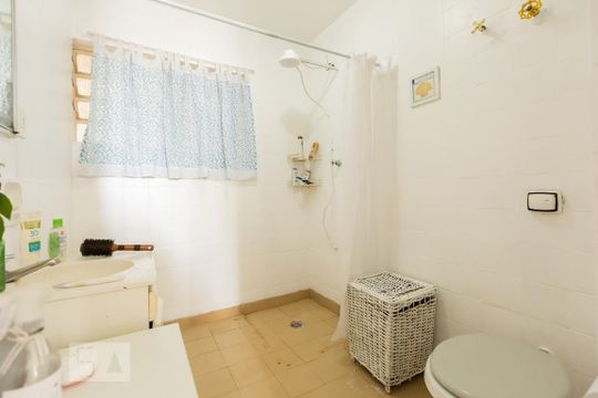 Banheiro de apartamento para alugar com 2 quartos, 84m² em Higienópolis, São Paulo
