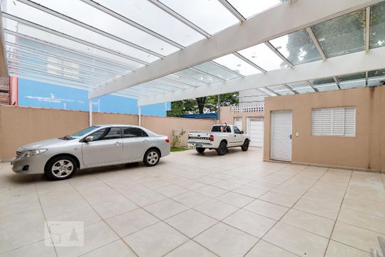 Quintal e garagem de casa à venda com 3 quartos, 220m² em Jardim Munhoz, Guarulhos