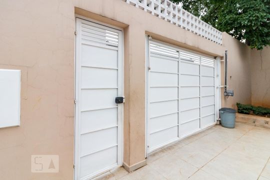 Quintal e garagem - portão automático de casa à venda com 3 quartos, 220m² em Jardim Munhoz, Guarulhos