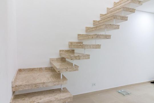 Escadas de casa à venda com 3 quartos, 220m² em Jardim Munhoz, Guarulhos