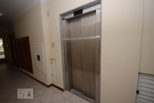 Elevador de apartamento para alugar com 1 quarto, 56m² em Cachoeira do Bom Jesus, Florianópolis