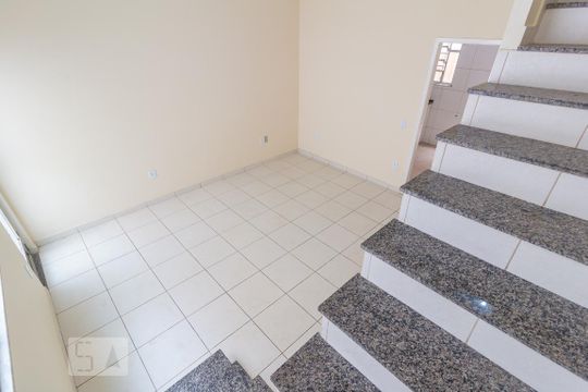 Escada aceso 2 piso de casa para alugar com 2 quartos, 64m² em Piedade, Rio de Janeiro