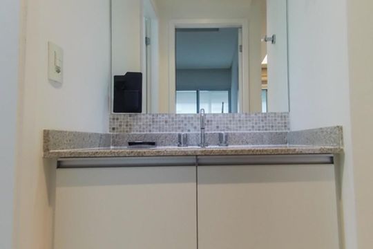 Banheiro de apartamento à venda com 1 quarto, 48m² em Campo Belo, São Paulo