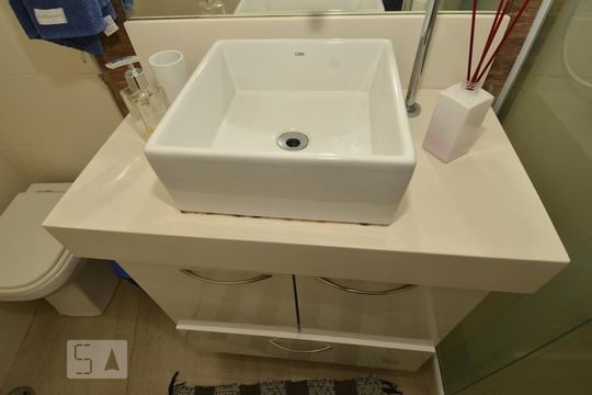 Banheiro de kitnet/studio para alugar com 1 quarto, 25m² em Centro, Rio de Janeiro