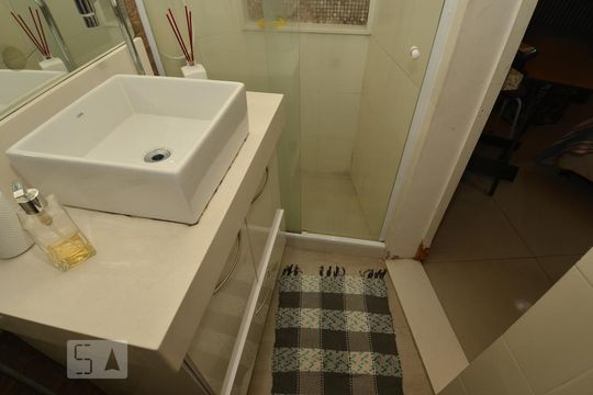 Banheiro de kitnet/studio para alugar com 1 quarto, 25m² em Centro, Rio de Janeiro
