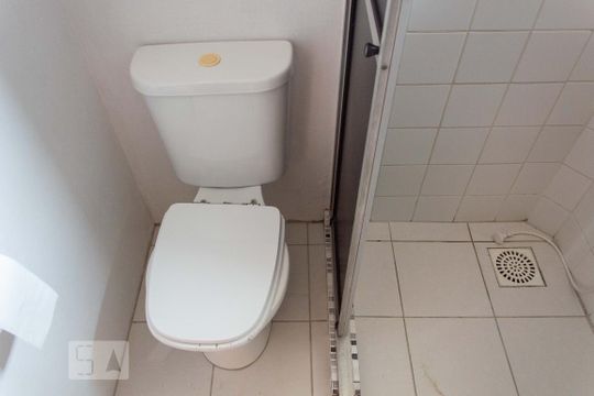 Banheiro de apartamento à venda com 2 quartos, 48m² em Mario Quintana, Porto Alegre