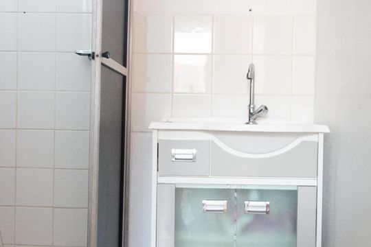 Banheiro de apartamento à venda com 2 quartos, 48m² em Mario Quintana, Porto Alegre