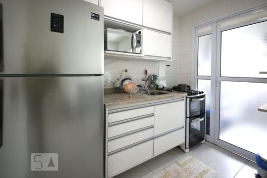 Cozinha de apartamento para alugar com 1 quarto, 47m² em Jardim Aeroporto, São Paulo