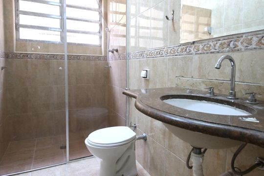 Banheiro de casa para alugar com 3 quartos, 120m² em Vila Cordeiro, São Paulo