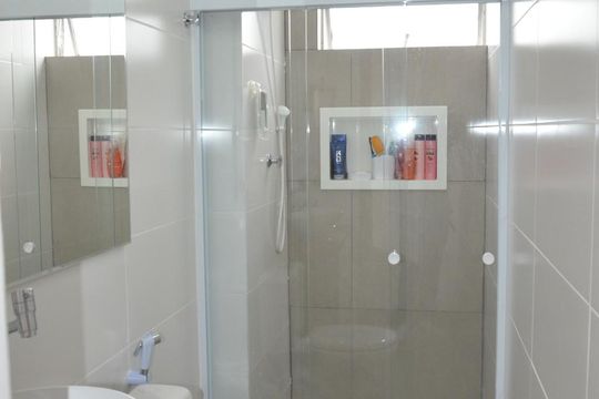 Banheiro de apartamento à venda com 2 quartos, 57m² em Encantado, Rio de Janeiro