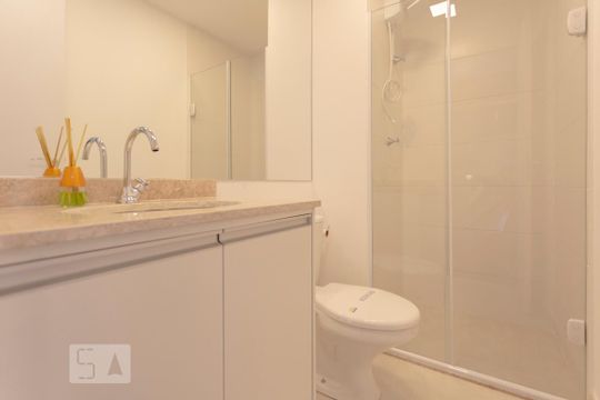 Banheiro de kitnet/studio para alugar com 1 quarto, 26m² em Centro, São Paulo