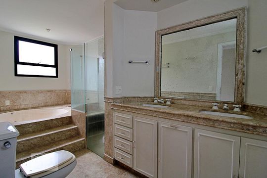 Banheiro da Suíte 1 de apartamento à venda com 3 quartos, 240m² em Vila Andrade, São Paulo