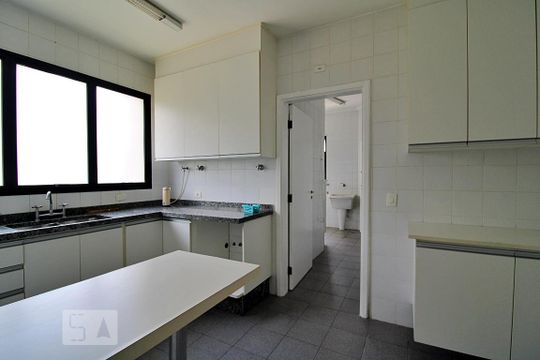Cozinha de apartamento à venda com 3 quartos, 240m² em Vila Andrade, São Paulo