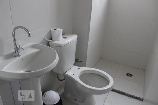 Banheiro de apartamento para alugar com 2 quartos, 42m² em Itaquera, São Paulo
