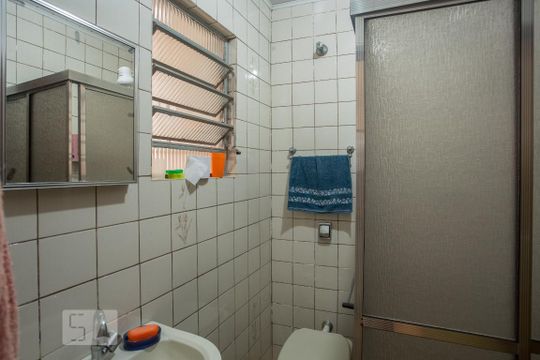 Banheiro do quarto 2 de casa à venda com 2 quartos, 80m² em Parque Maria Domitila, São Paulo