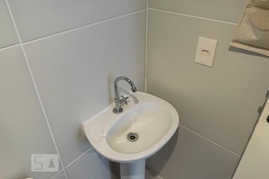 Banheiro de kitnet/studio para alugar com 1 quarto, 28m² em Sé, São Paulo
