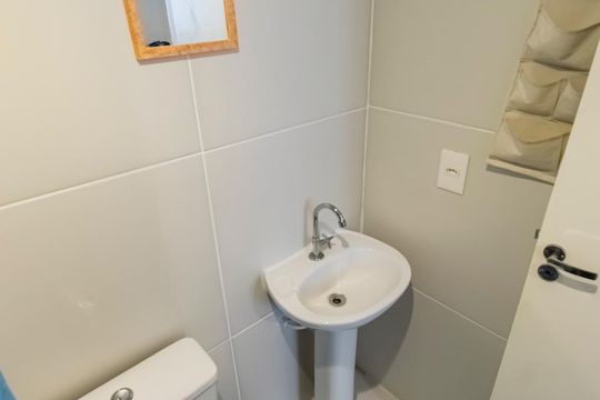 Banheiro de kitnet/studio para alugar com 1 quarto, 28m² em Sé, São Paulo