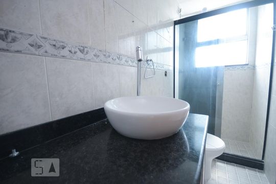 Banheiro de apartamento à venda com 2 quartos, 60m² em Ingá, Niterói