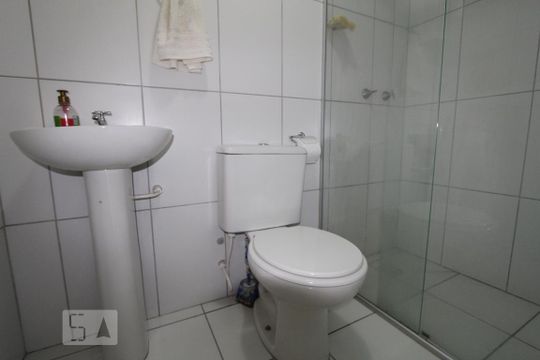 Banheiro Suíte de apartamento para alugar com 2 quartos, 55m² em Pinheirinho, Curitiba