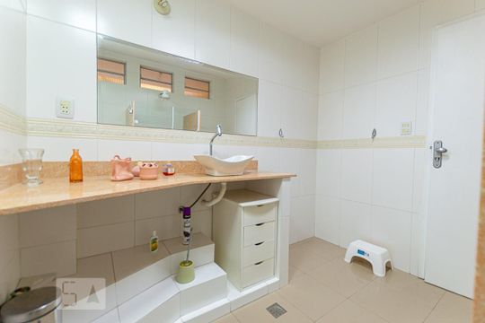Banheiro da Suite 1 de casa para alugar com 5 quartos, 200m² em Santa Rosa, Niterói