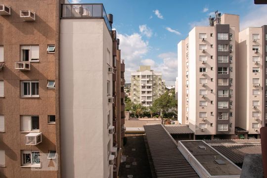 Vista de apartamento à venda com 2 quartos, 66m² em Cavalhada, Porto Alegre