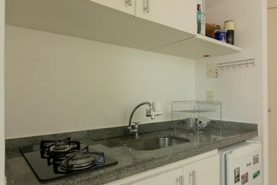 Cozinha de apartamento para alugar com 1 quarto, 45m² em Itaim Bibi, São Paulo