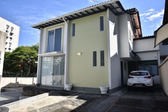 Fachada de casa à venda com 4 quartos, 650m² em Pechincha, Rio de Janeiro