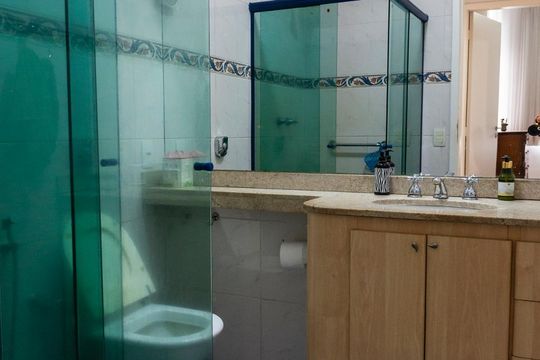 Banheiro de apartamento à venda com 2 quartos, 77m² em Copacabana, Rio de Janeiro