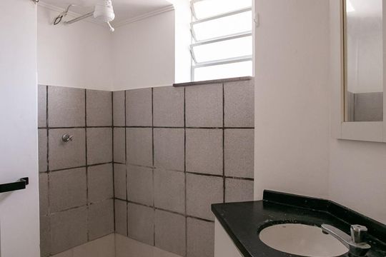 Banheiro da Suíte de apartamento para alugar com 1 quarto, 36m² em Santana, Porto Alegre