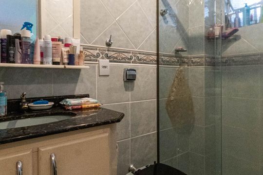 Banheiro de apartamento à venda com 2 quartos, 70m² em Bela Vista, Porto Alegre