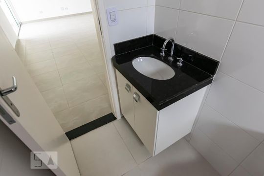 Banheiro social de apartamento para alugar com 2 quartos, 64m² em Jardim da Glória, São Paulo