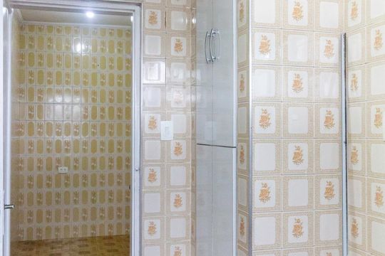 Banheiro de kitnet/studio para alugar com 1 quarto, 36m² em Liberdade, São Paulo