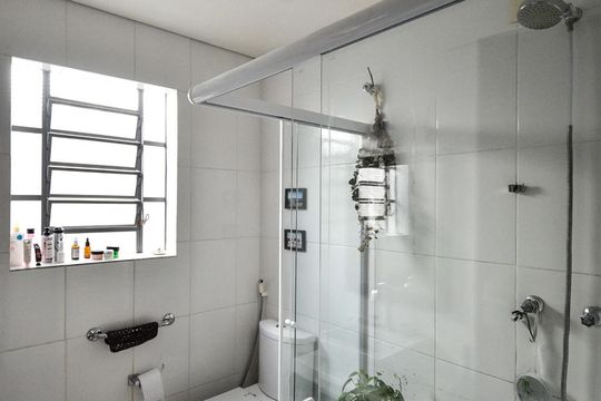 Banheiro de casa à venda com 3 quartos, 240m² em Jardim das Bandeiras, São Paulo