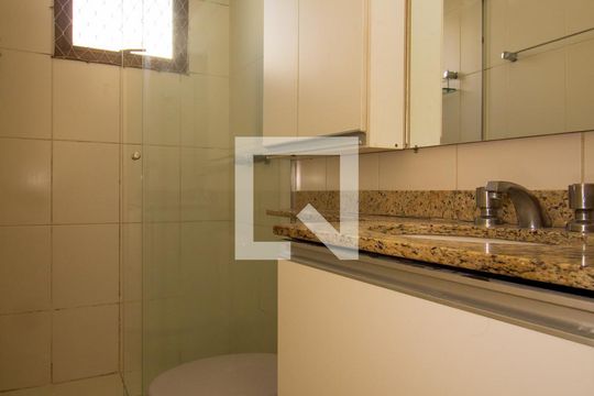 Banheiro da Suíte de apartamento à venda com 3 quartos, 80m² em Santana, Porto Alegre