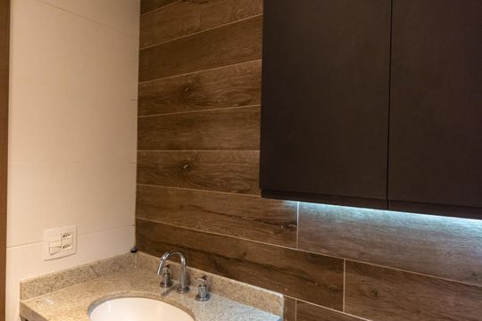 Banheiro de kitnet/studio para alugar com 1 quarto, 30m² em Sumarezinho, São Paulo